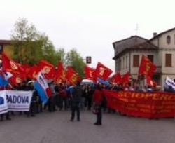 Pioggia insistente  nella zona industriale di Arsego. Di fronte ai Cancelli delle due unità principali della Filippi cominciano a concentrarsi i lavoratori. Arrivano alla spicciolata. Donne senegalesi con lavoratrici rumene […]