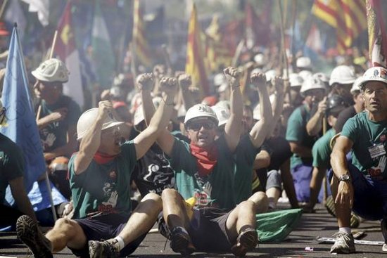 Centomila persone in piazza a Madrid e proteste in tutta la Spagna (almeno 80 le citta’ coinvolte) contro le misure di austerity del governo Rajoy. I cortei sono iniziati in […]